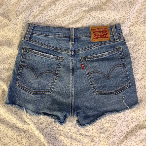 Levi Denim Cut Off Shorts - Picture 2 of 3